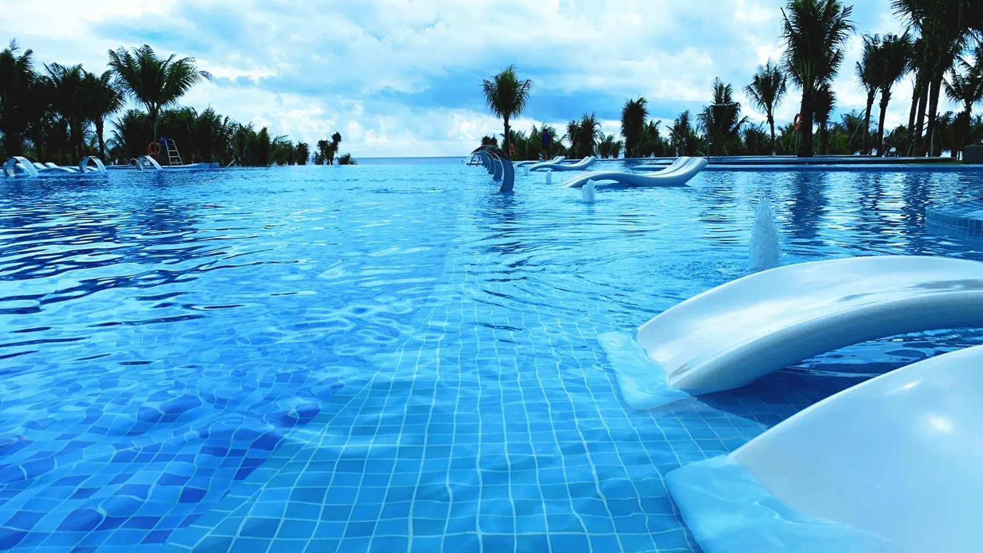The Arena Cam Ranh Resort - Seaview Apartment